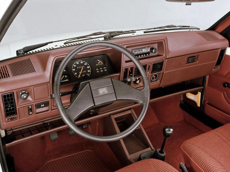  Opel Corsa 1982 года  (фото 2 из 12)
